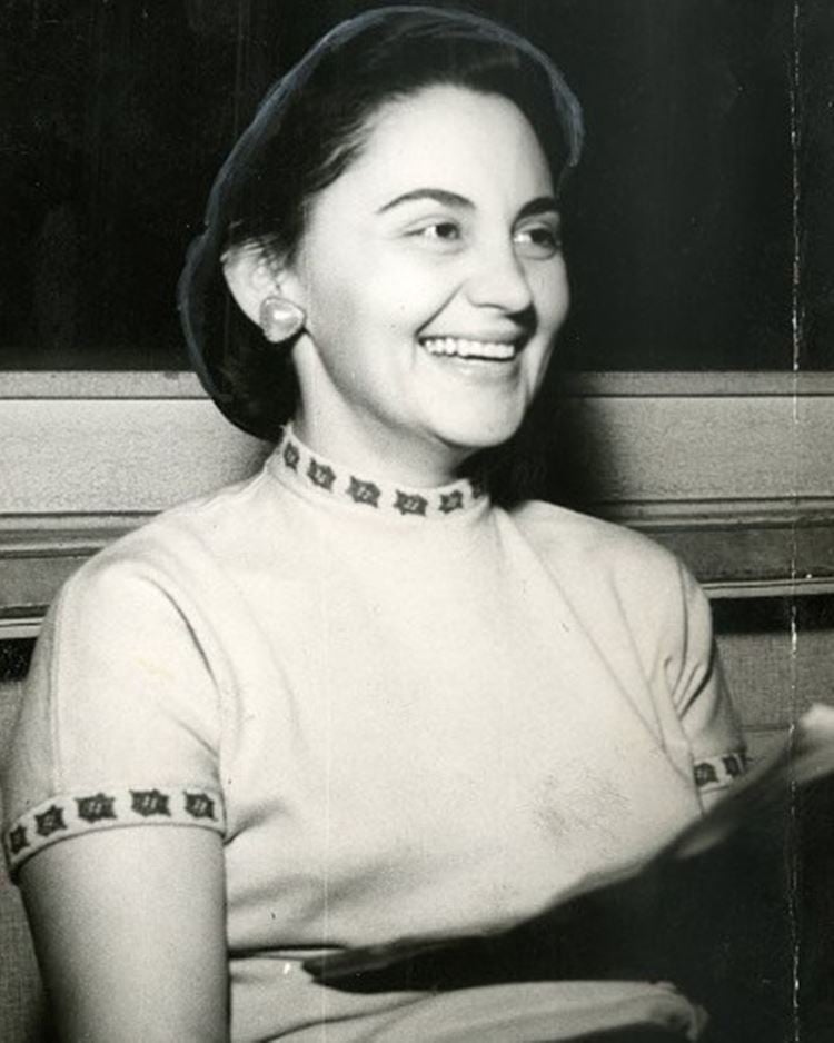 Laura Cardoso quando jovem, em meados dos anos 50, foto antiga em preto e branco.