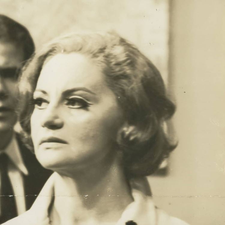 Laura Cardoso quando jovem, em foto antiga em preto e branco de 1968. Atriz estava maquiada com delineado nos olhos.