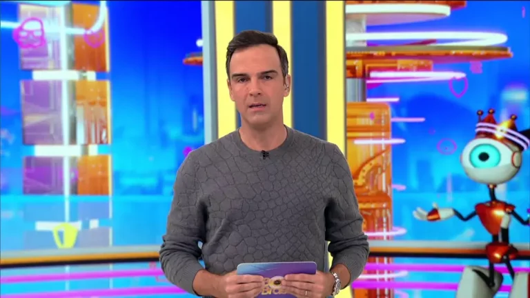 Tadeu Schmidt apresentando a 13ª Formação de paredão