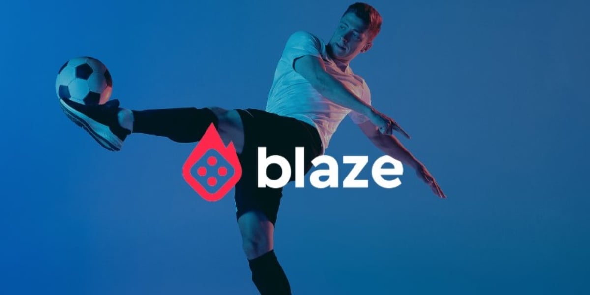 fundo azul com foto de homem chutando bola de futebol e logo de Blaze, site de apostas esportivas, em cima