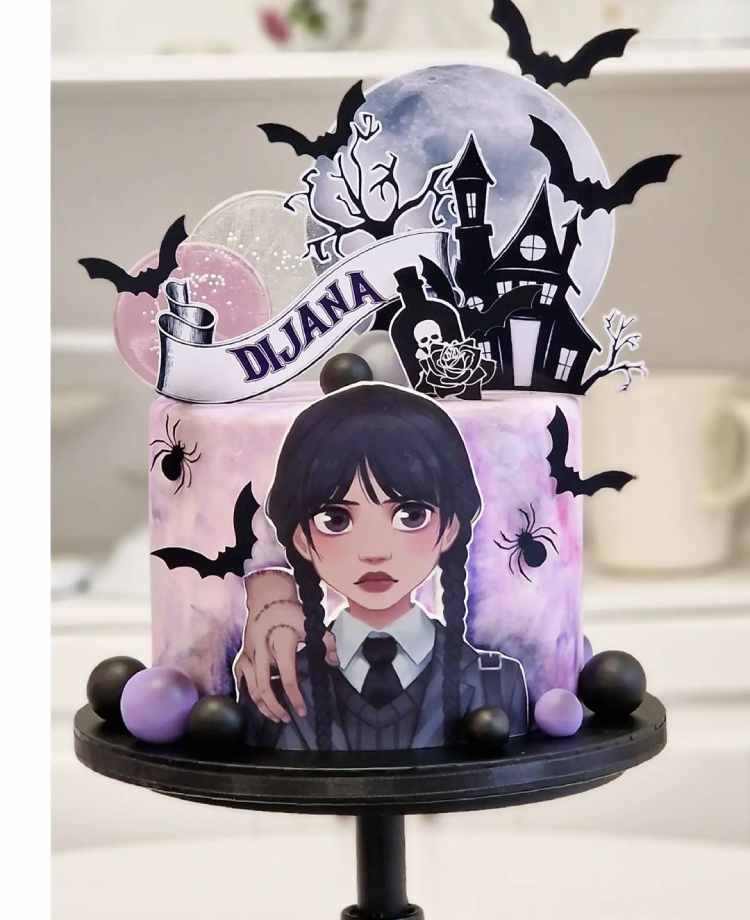 bolo para festa wandinha roxo claro com morcego, aranha, imagem da personagem, lua cheia e castelo