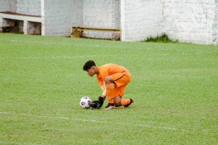 Filho de ex-goleiro Bruno disputa torneio pelo Athletico Paranaense e caso choca internautas