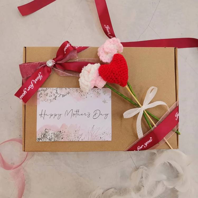Caixa personalizada de Dia das Mães, com cartão, rosas de crochê e laços.