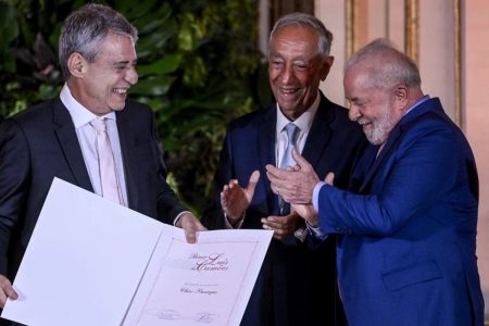 Ao lado de Lula, Chico Buarque recebeu maior prêmio da Litetura e agradeceu Bolsonaro; entenda