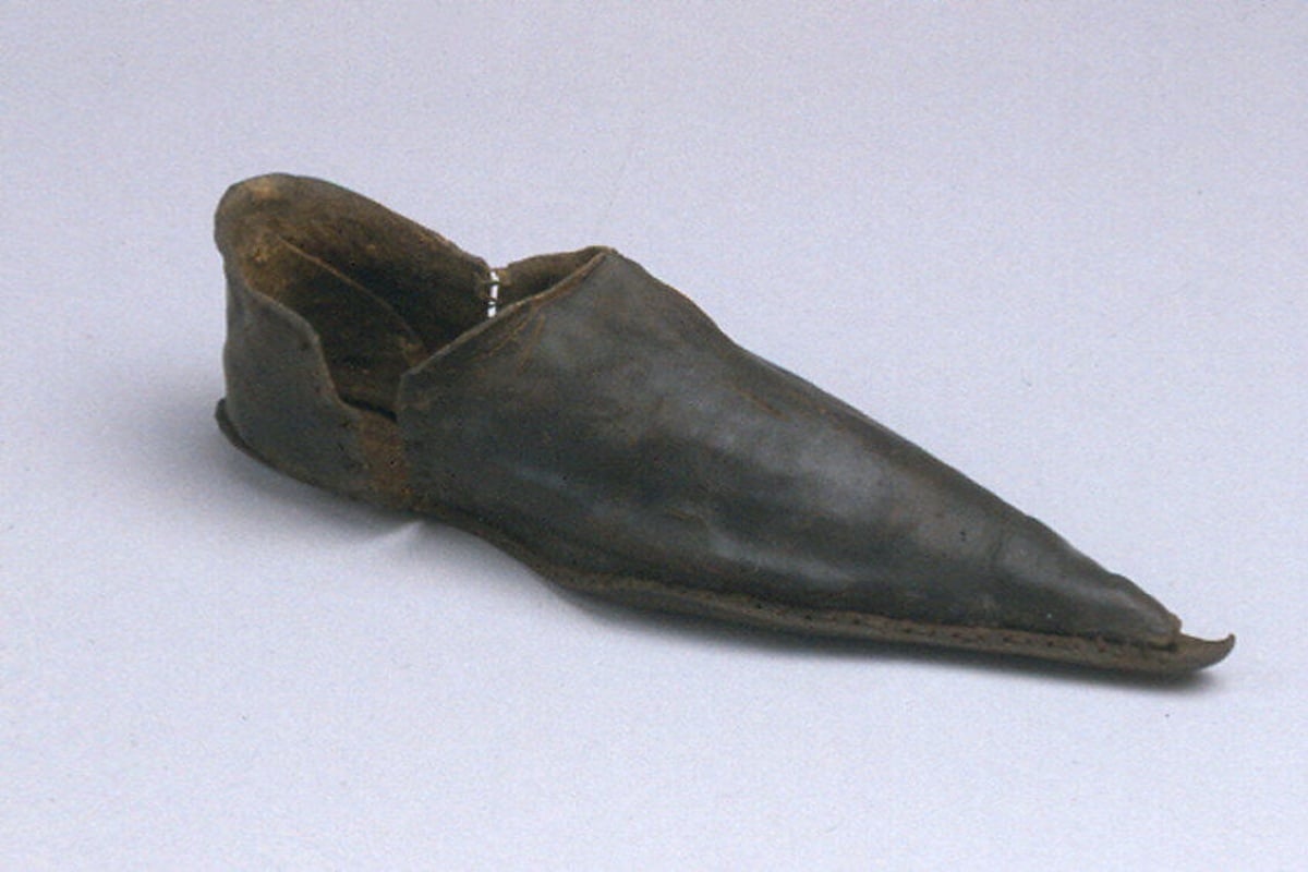 sapato francês de origem polonesa que, na Idade Média, era chamado de polaina
