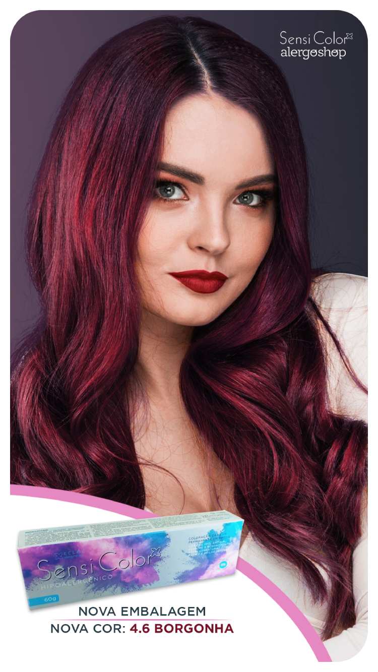 modelo com tinta vermelha no cabelo em fundo roxo escuro