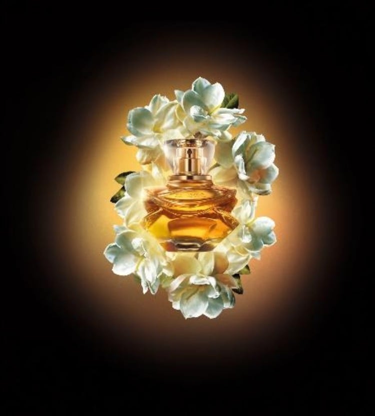 perfume eudora em fundo preto com brilho dourado, ademais flores de jasmin