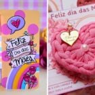 Duas ideias de lembrancinha de Dia das Mães, cartão com gloss e chaveiro de crochê
