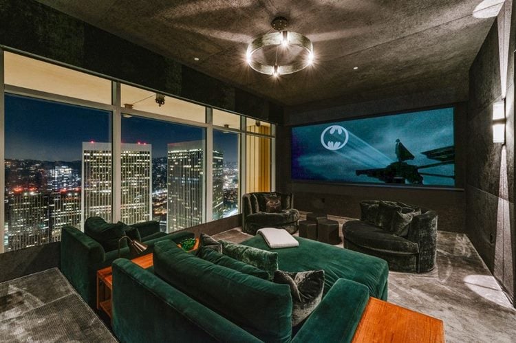 Sala de cinema da mansão de Rihanna com poltronas confortáveis e vista para a cidade de Los Angeles.