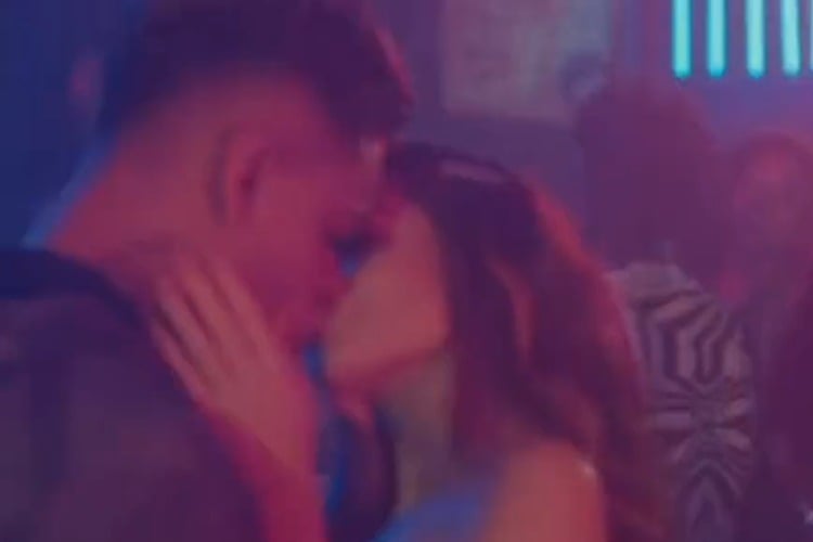 Mel Maia e Mc Cabelinho se beijam em "Vai na Fé"