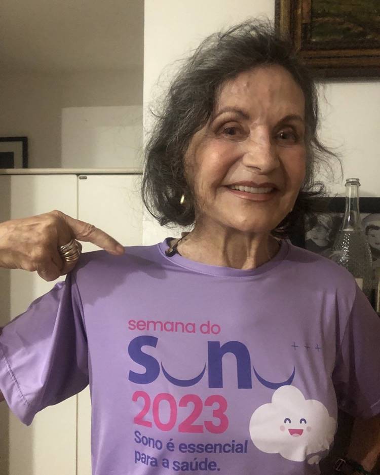 Rosamaria Murtinho em foto de hoje em dia, usando camisa lilás sobre a semana do sono 2023.
