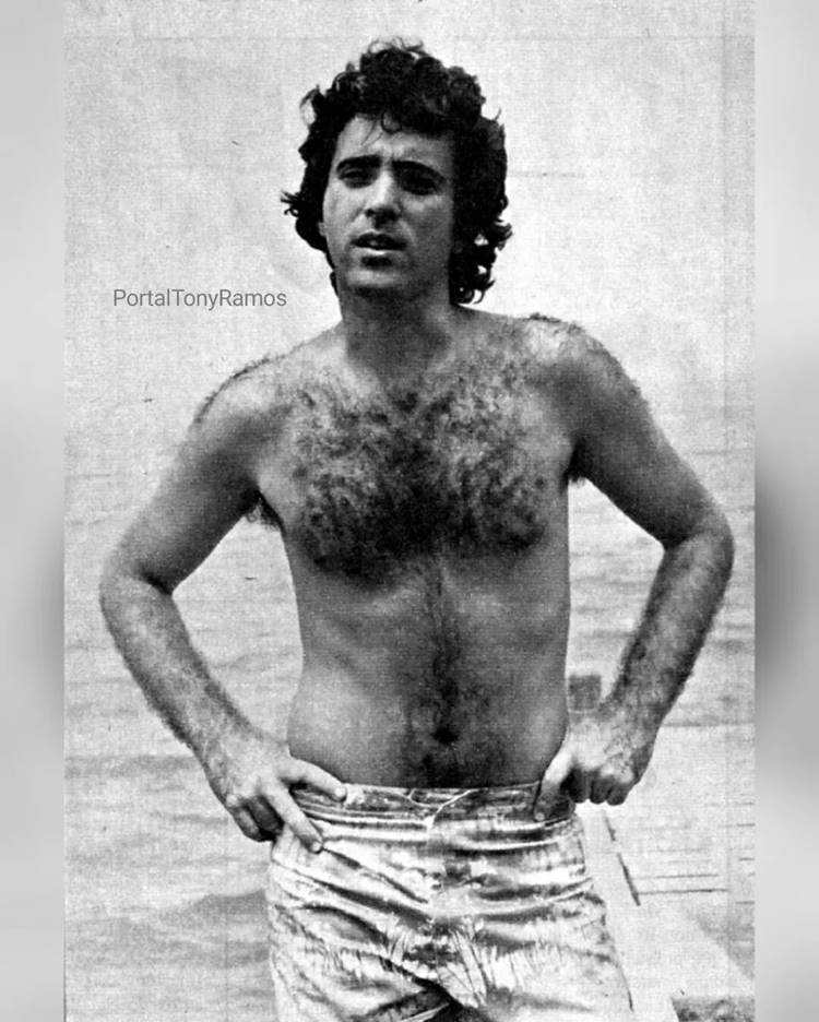 Tony Ramos sem camisa em foto de 1979.