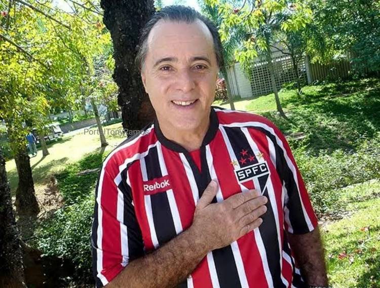 O ator vestindo a camisa do seu time do coração, O São Paulo!