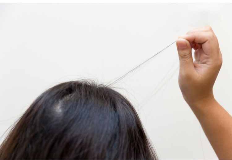 mulher arrancando fio de cabelo