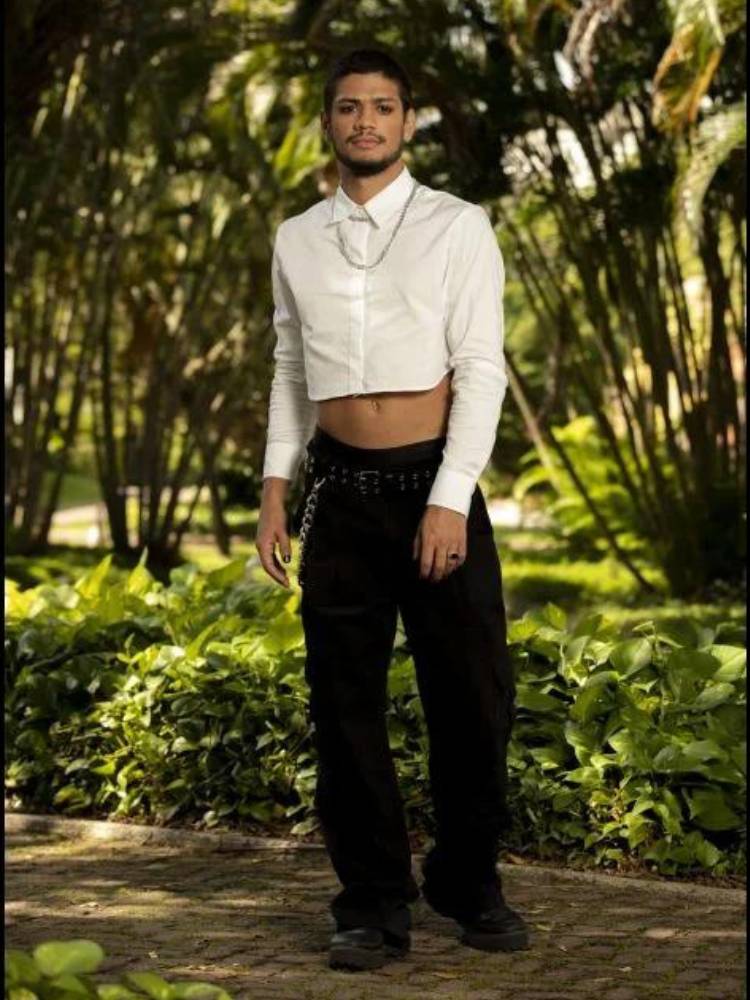 Gabriel Santana usando camisa branca cropped com calça preta e sapato tratorado