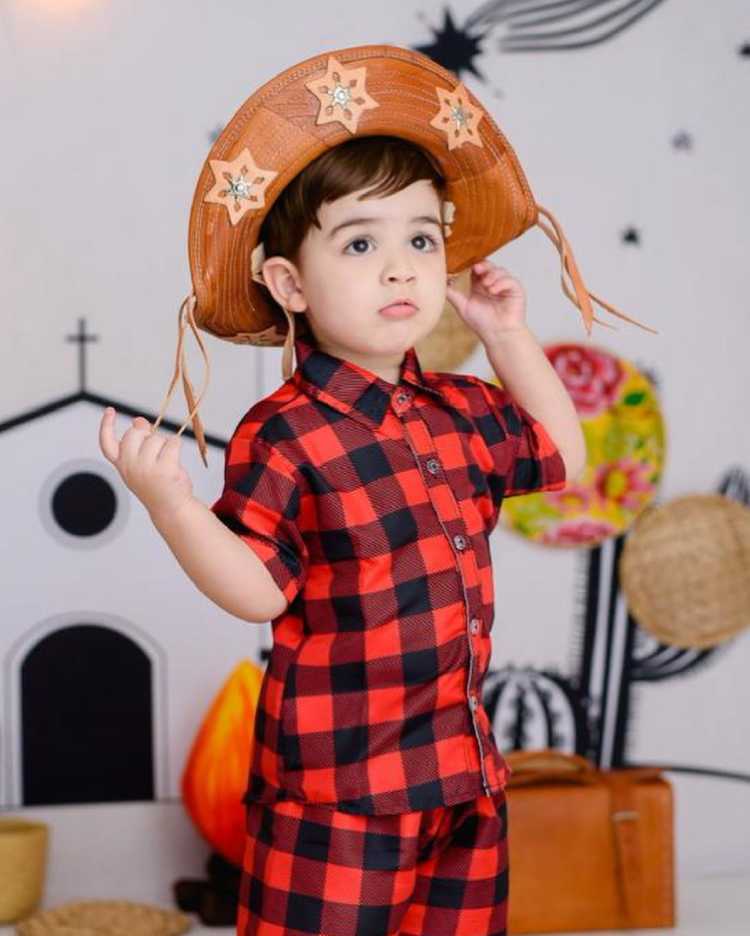 menino com roupa xadrez típica de festa junina