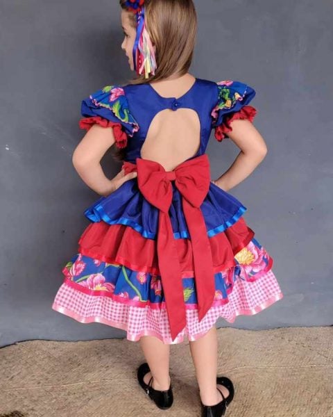 menina vestida com vestido de festa junina colorido