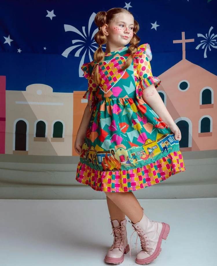 menina vestida com vestido de festa junina colorido
