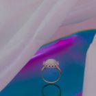 foto de anel em fundo branco, roxo e azul