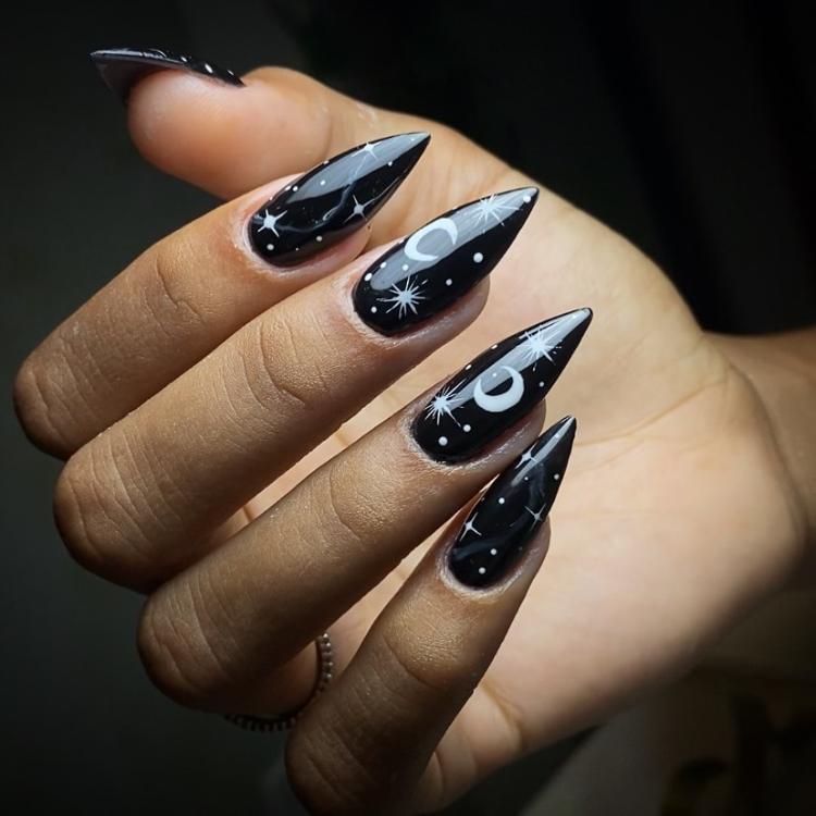 Tipos de alongamentos de unhas: unhas de polygel, decoradas com desenhos de lua e estrelas e esmaltada na cor preto