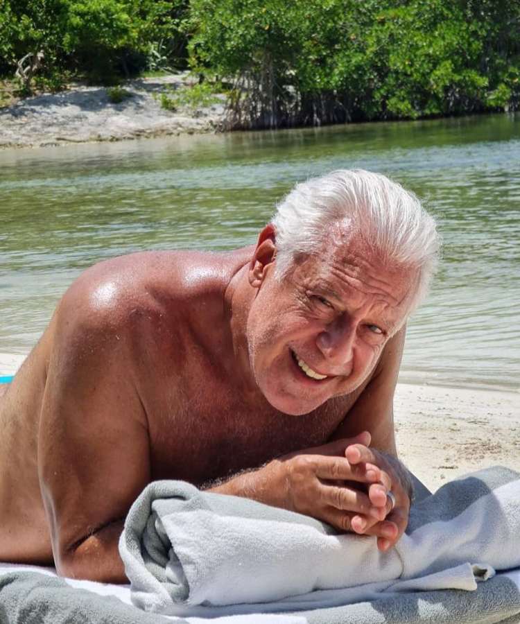 O ator tomando sol em lagoa