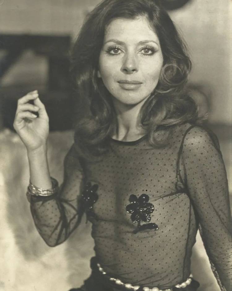 Foto antiga de Betty Fari usando blusa transparente.