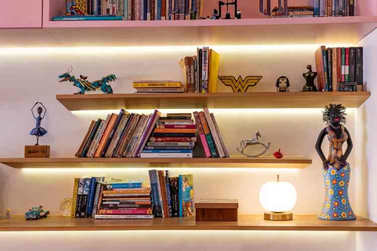 estante decorada com livros
