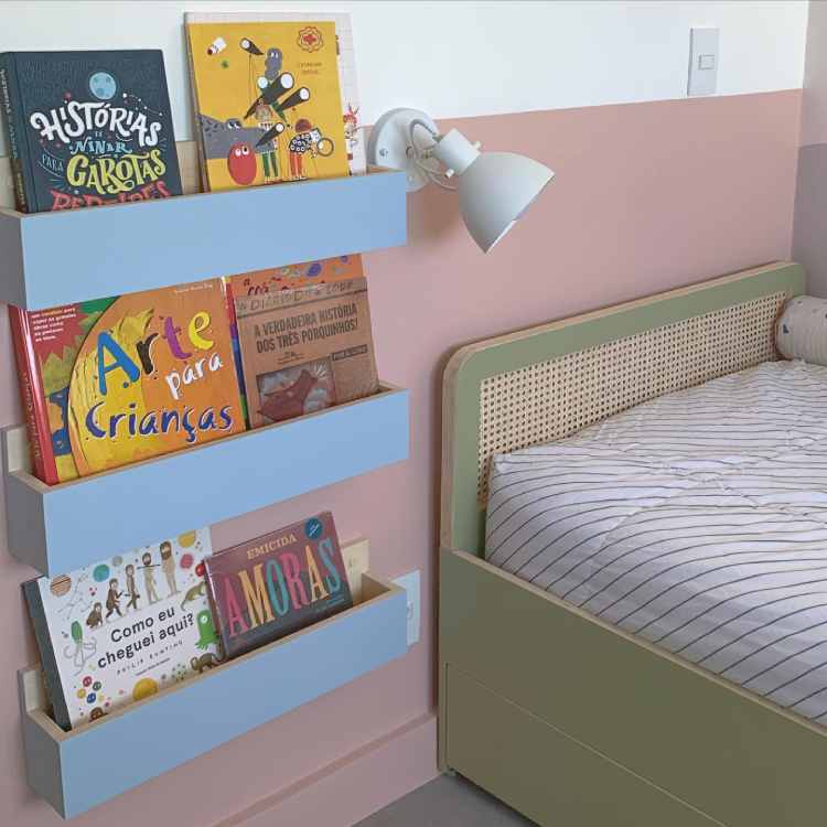 estantes pequenas com livros infantis apoiados