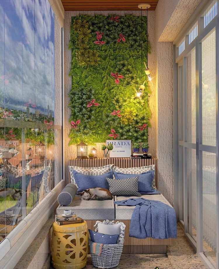 varanda com jardim vertical em uma das paredes e bancos