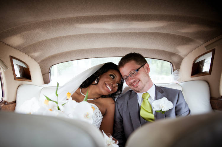 foto de recém casados dentro do carro