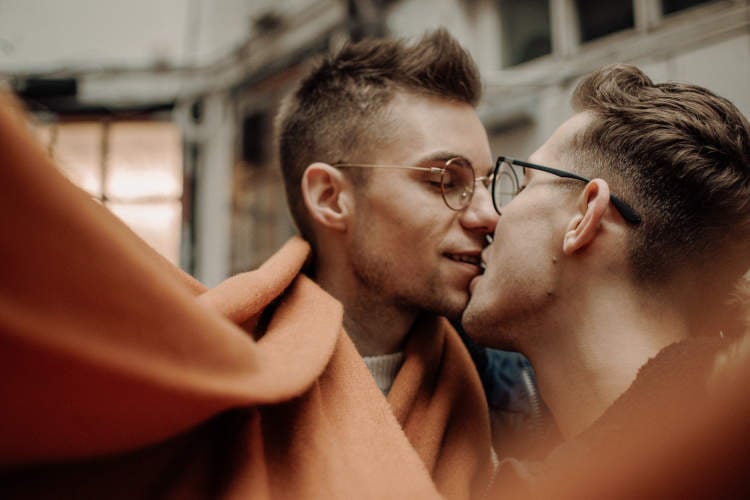 homens em óculos emoldurados se beijando