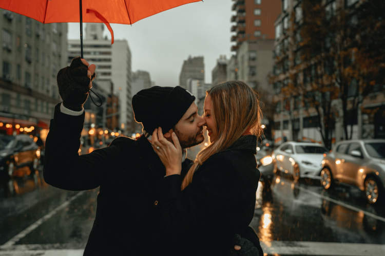 casal se beijando na chuva