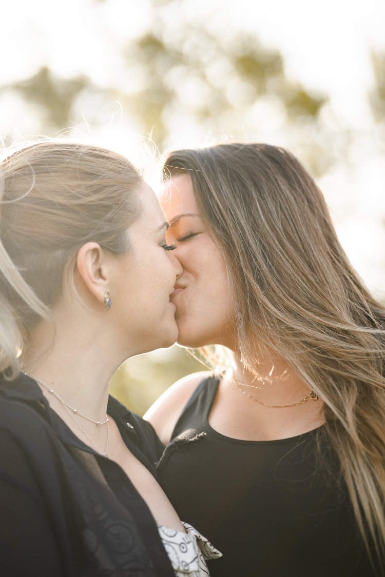casal de mulheres se beijando