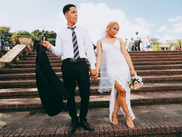 casal recém casado em frente uma escada