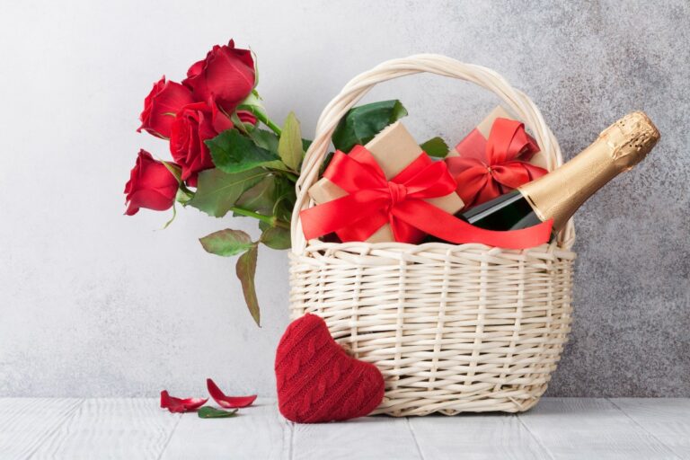 Foto de cesta com flores, coração, laços e champanhe