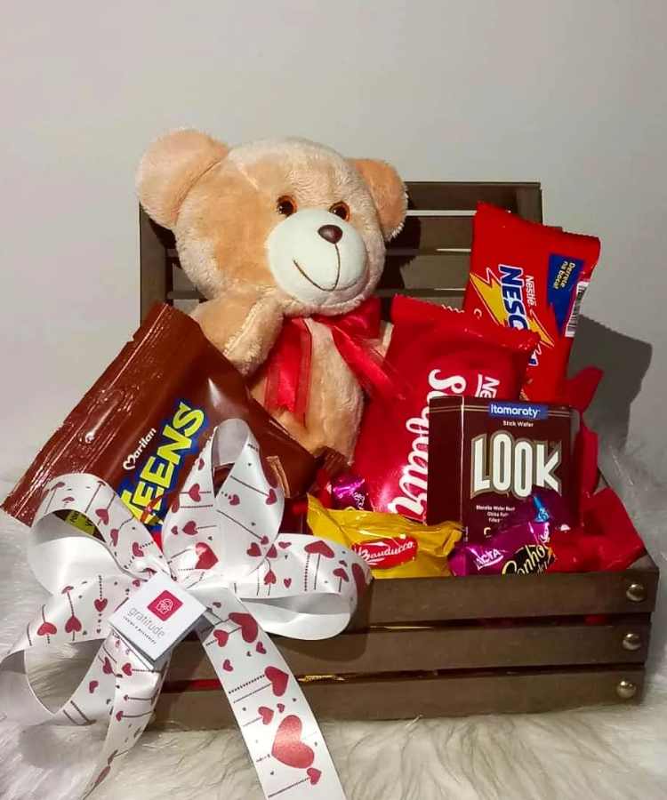 Caixa de madeira com chocolates, ursinhos, dia dos namorados, cesta