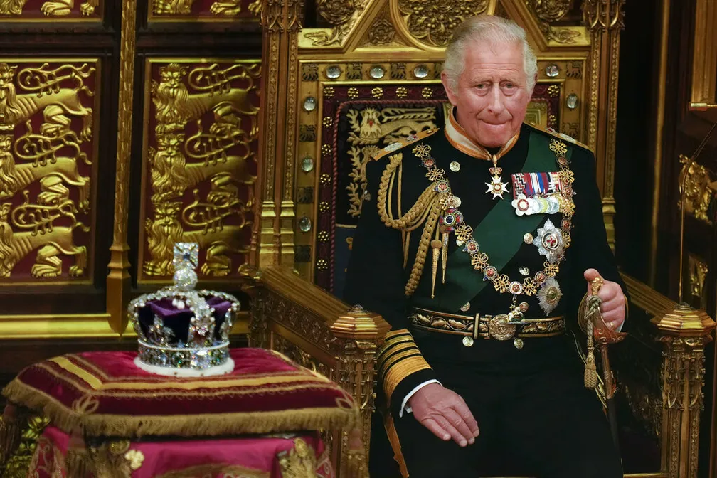 Rei Charles III do lado da coroa e com uniforme oficial