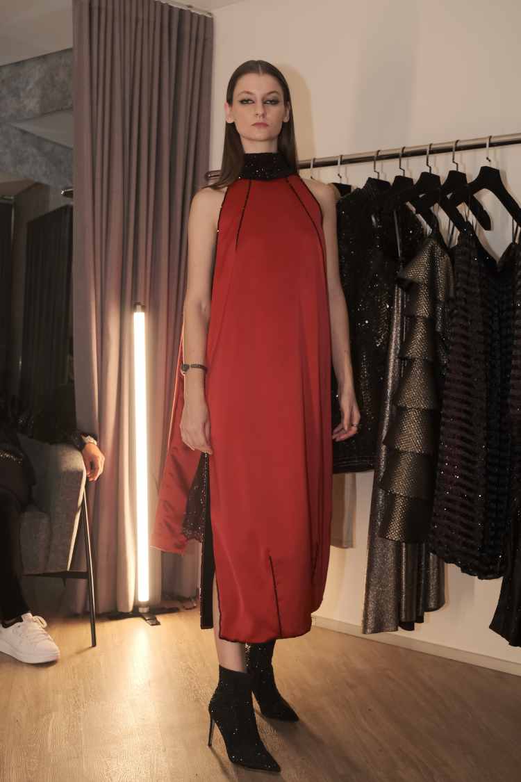 modelo desfilando com vestido vermelho longo sem mangas