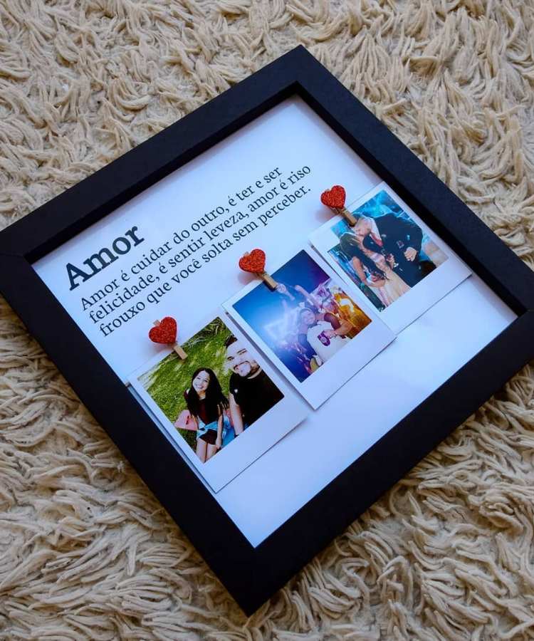 Quadro personalizado com frase romântica e fotos polaroid Dia dos Namorados