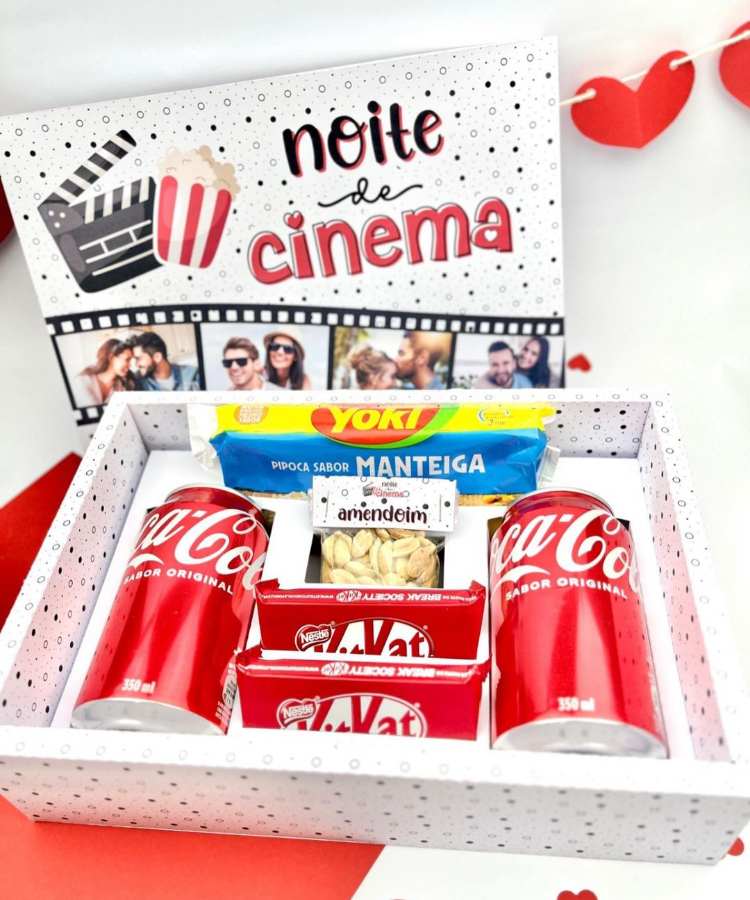 Caixa noite de cinema DIY presente Dia dos Namorados papelaria: contém coca cola lata, kit kat, pipoca yoki, amendoim