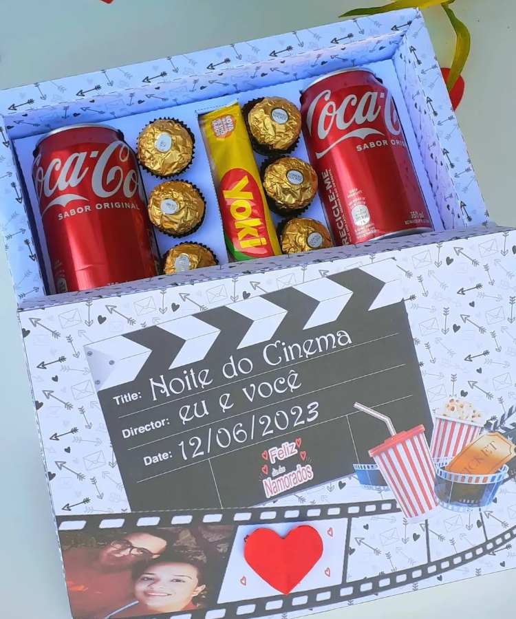 Caixa noite de cinema DIY presente Dia dos Namorados papelaria: contém coca cola lata, ferrero rocher, pipoca yoki