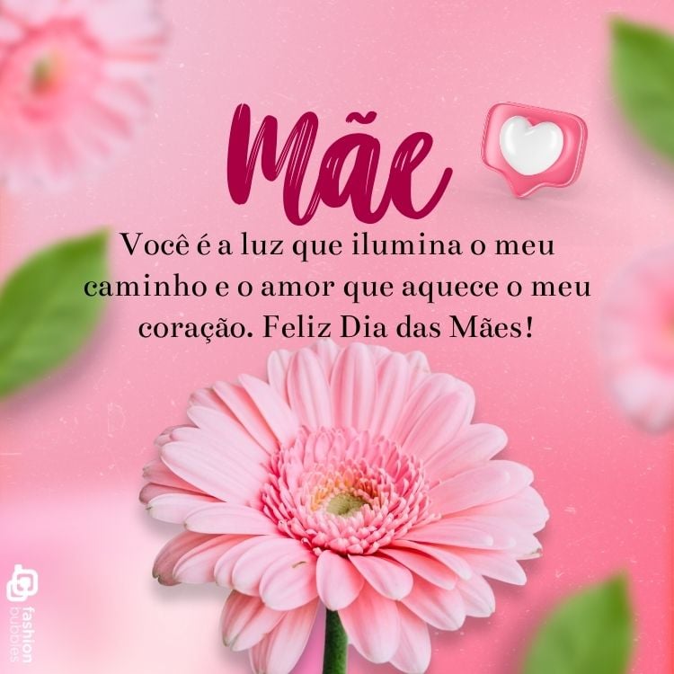 Cartão virtual de fundo rosa com flores em rosa e frase "Mãe, você é a luz que ilumina o meu caminho e o amor que aquece o meu coração. Feliz Dia das Mães!"