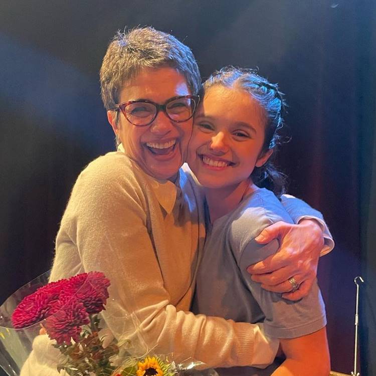 Sandra Annenberg e filha Elisa abraçadas, sorridentes, na estreia da filha como atriz.