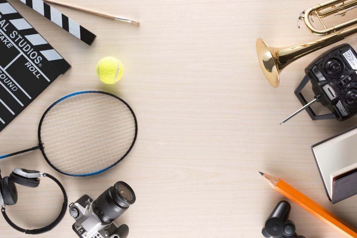 objetos que simbolizam os hobbies de famosos, como pincel, raquete de tênis, instrumento musical...