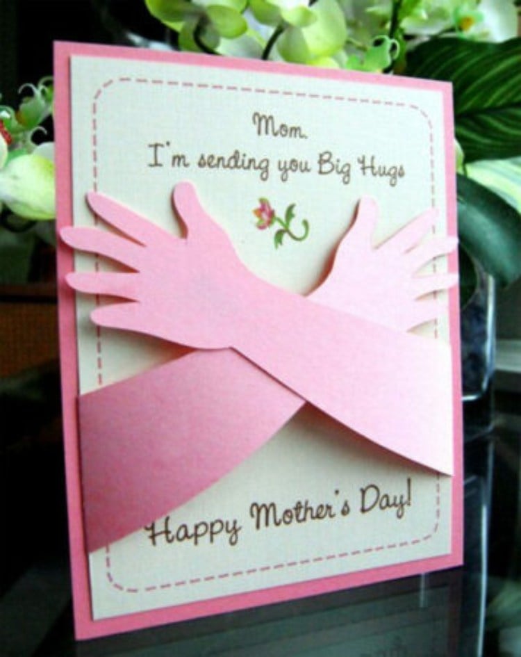 Cartão rosa com frase "Mom, I'm sending you Big Hugs" e abraço feito de cartolina