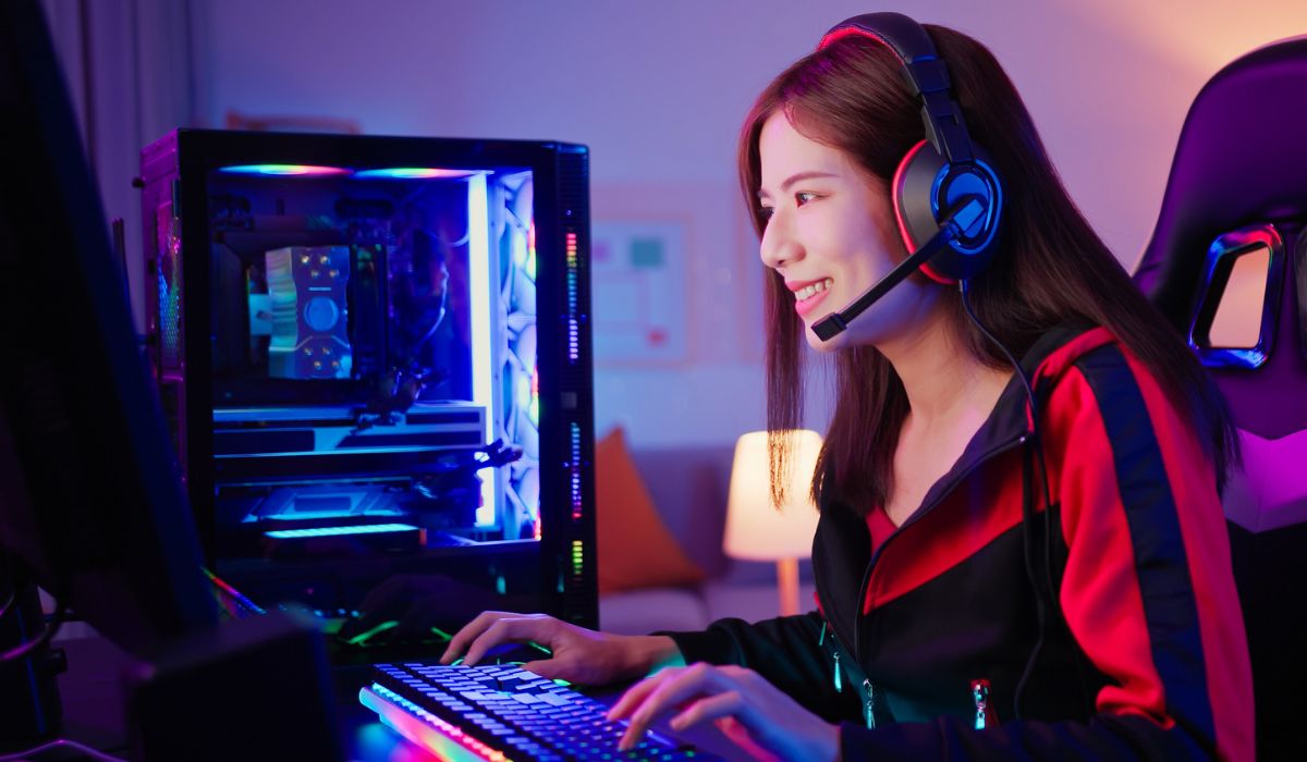 mulher no computador jogando jogos de sucesso na internet