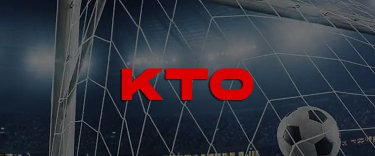 logo da KTO apostas em MMA, com foto de rede de gol de futebol ao fundo