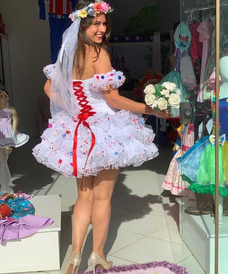 Mulher vestida de noiva de festa junina