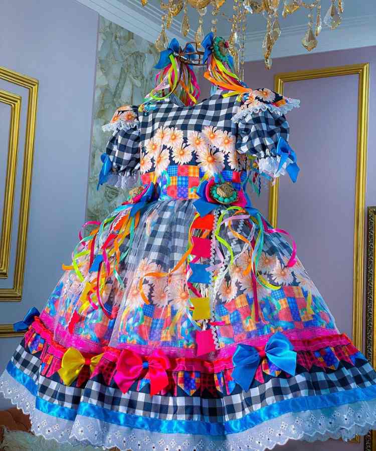 Vestido de luxo para criança festa junina: estampa xadrez e girassol, tule, cor preto e branco, laços coloridos, fitas, bandeirinhas