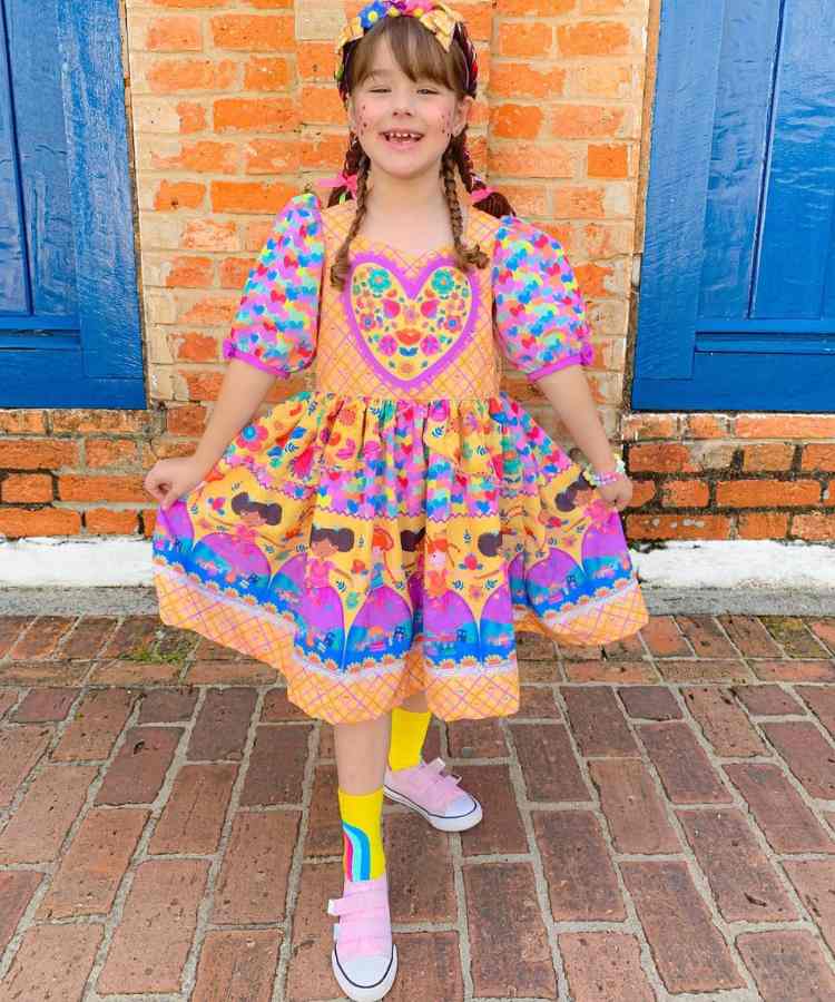 Menina com vestido junino moderno estampa colorida